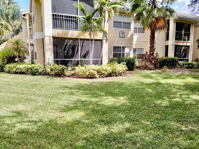 Equestrian Cir — Photo 1