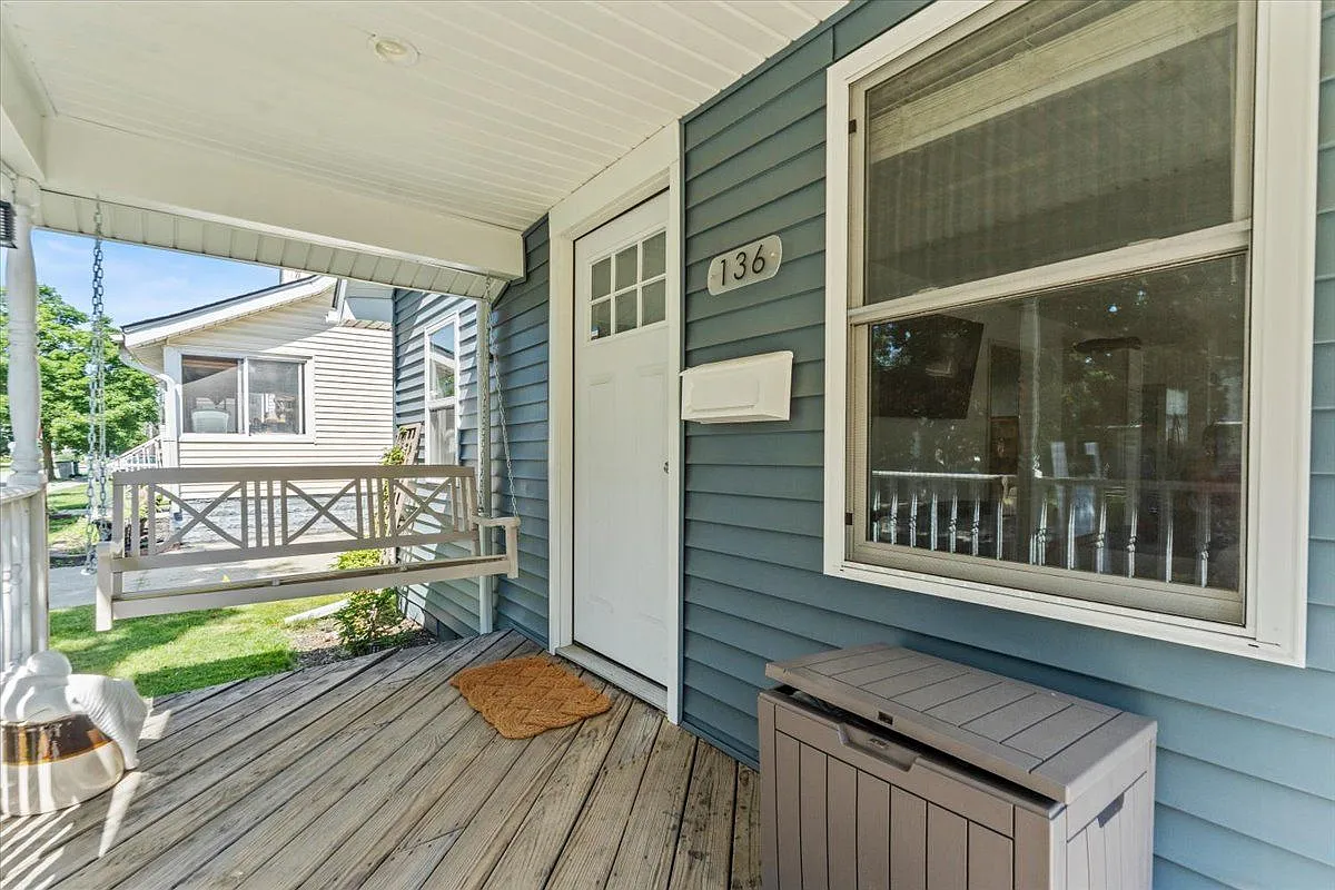 3 bed, 1.0 bath, 1120 sqft, $1,750 — Photo 3
