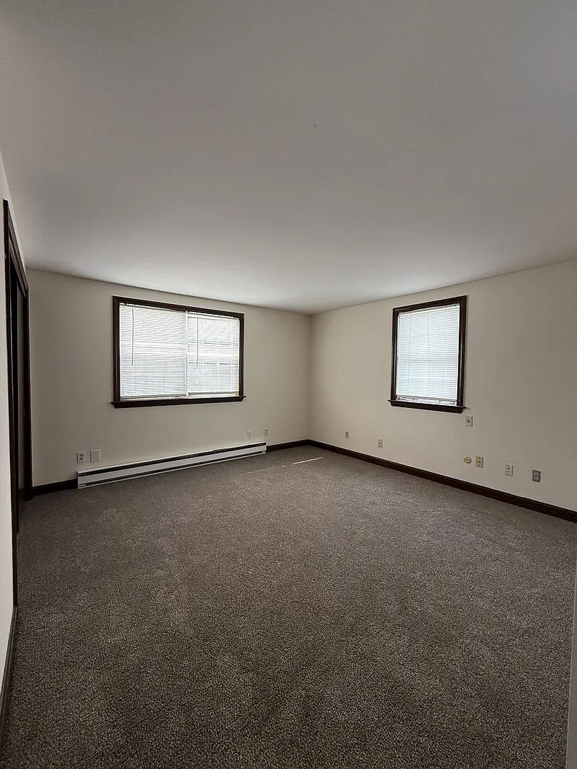 1 bed less than a mile from the computer rail! — Photo 2