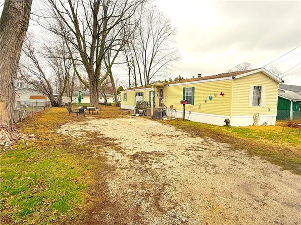805 E Julia St, Clinton, IL 61727