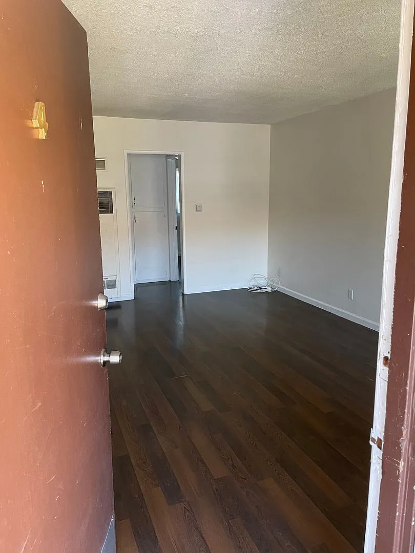 Building Photo - 2909 W Rosecrans Ave