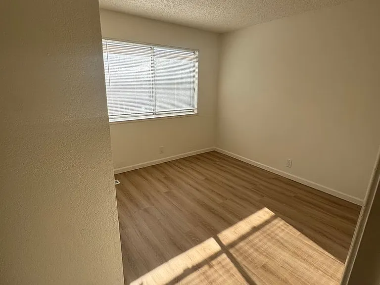 512 Lancaster Ln — Photo 6