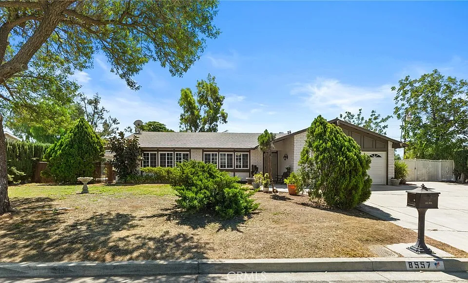 8557 Saddle Creek Dr