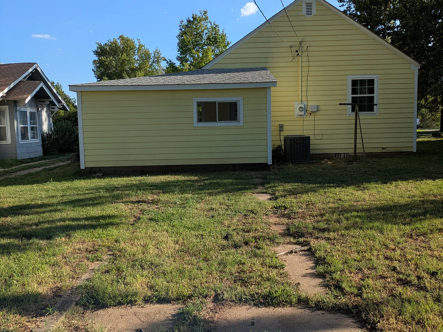2 bed, 1.5 bath, 876 sqft, $1,100 — Photo 2