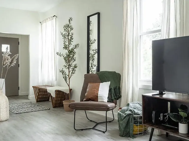 823 E Lincoln Ave — Photo 6