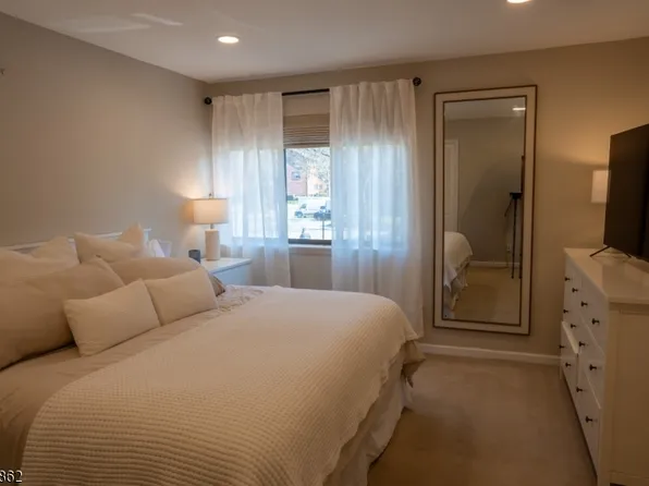 166 Sandcastle Ky #1, Secaucus Town, NJ 07094