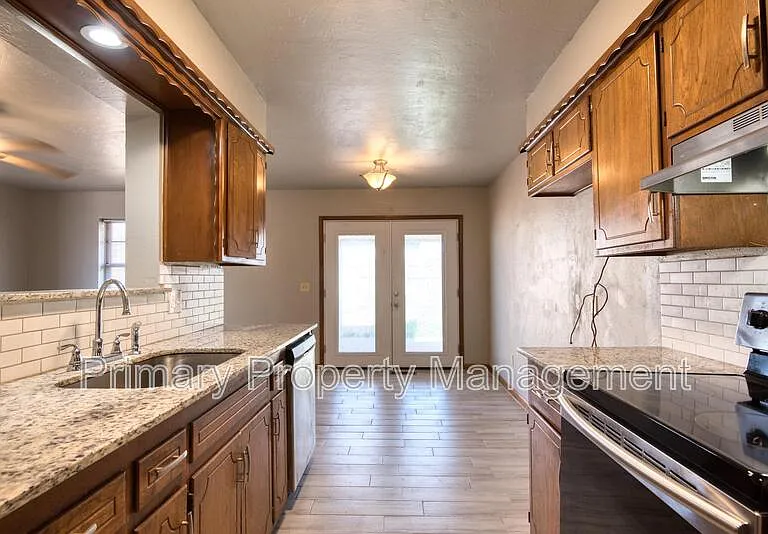 303 Kimberly Ln — Photo 2