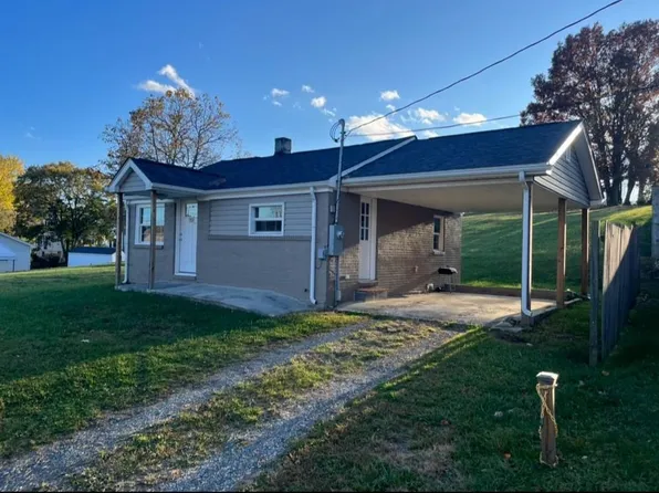 704 W Grayson St, Hillsville, VA 24343