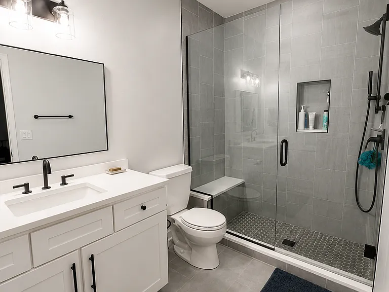 Primary en-suite bathroom