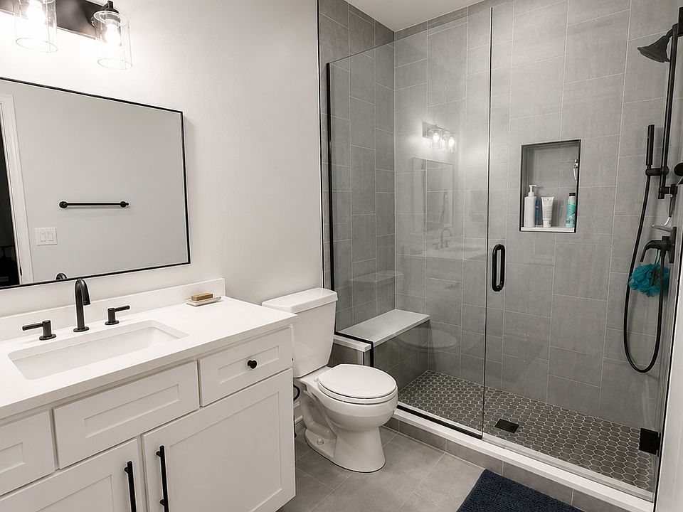 Primary en-suite bathroom
