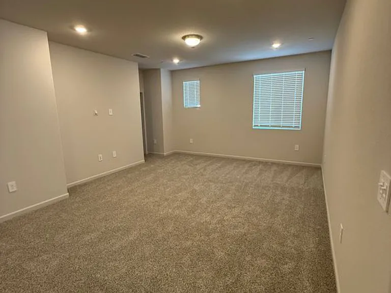 1723 Skagway Ave — Photo 7