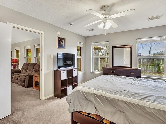 4th image of 108 Red Oak St