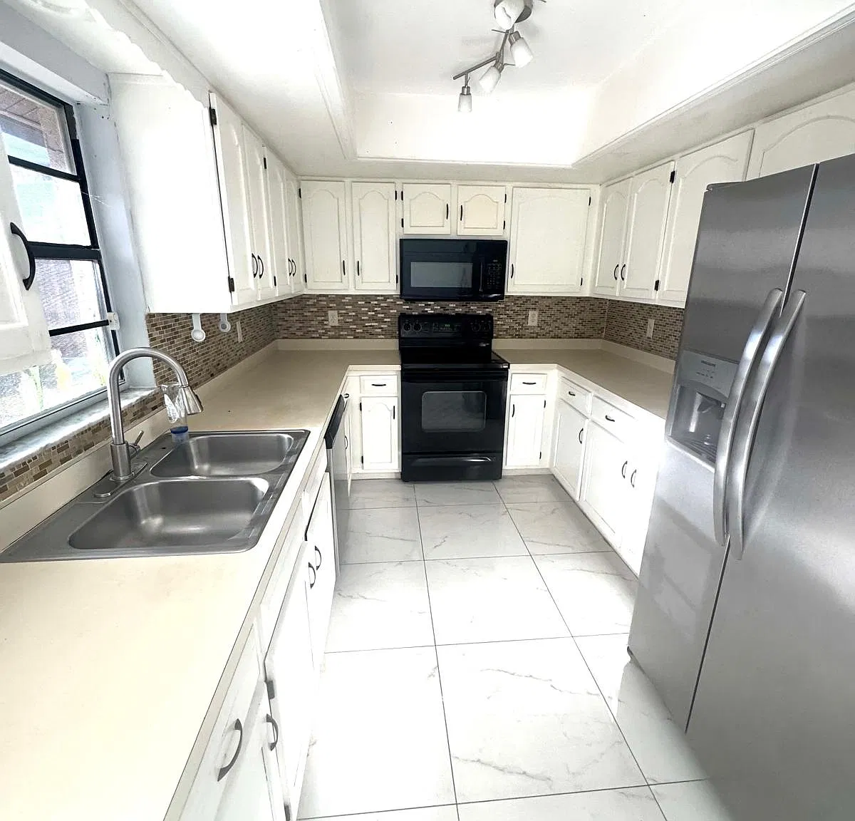 3 bed, 1228 sqft, $2,300 — Photo 2
