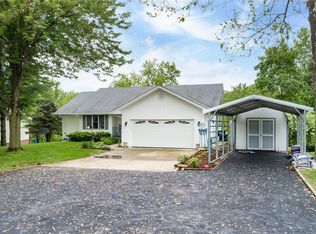 204 Lands End Rd, Hillsboro, IL 62049