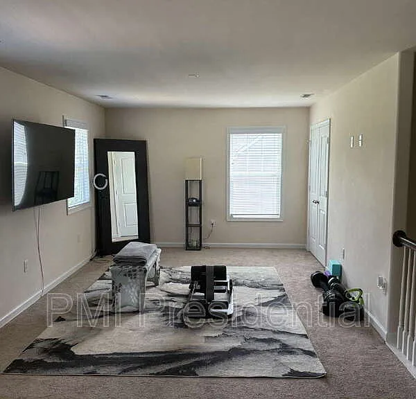 7044 Hepworth Dr — Photo 11
