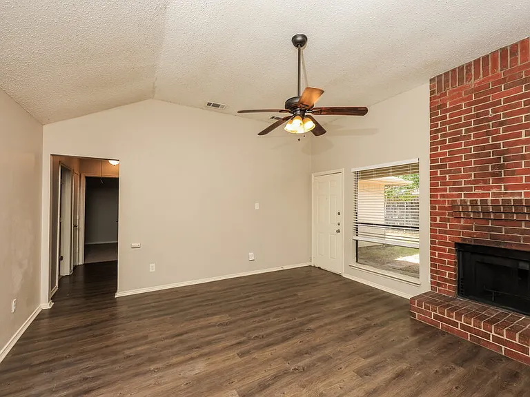 2605 Hartford Ln — Photo 6