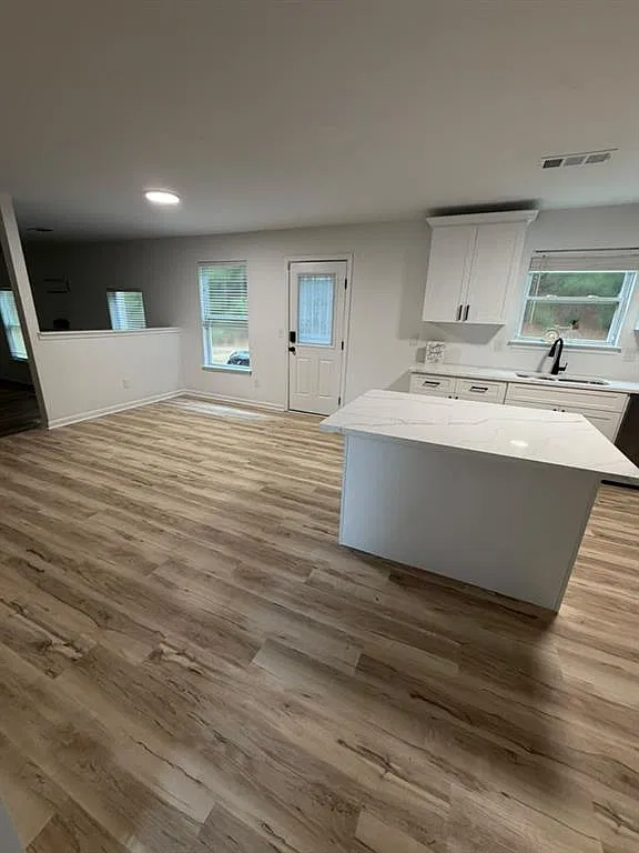 6 bed, 3.0 bath, 3486 sqft, $3,500 — Photo 3