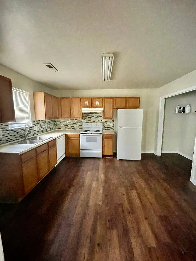 Must see 4 bedroom 2.5 bath townhouse with 1 car garage . — Photo 4