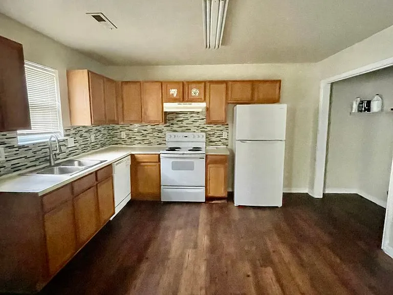 5104 Brooktree Dr — Photo 4
