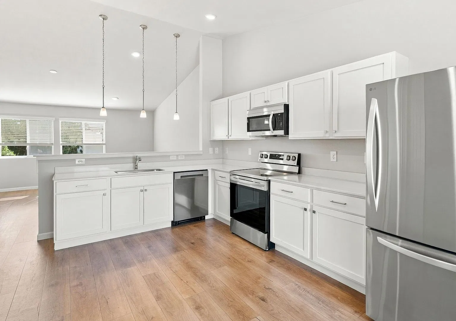 1 Month FREE Rent! Applied to Your First Full Month. Terms & Conditions Apply. — Photo 2