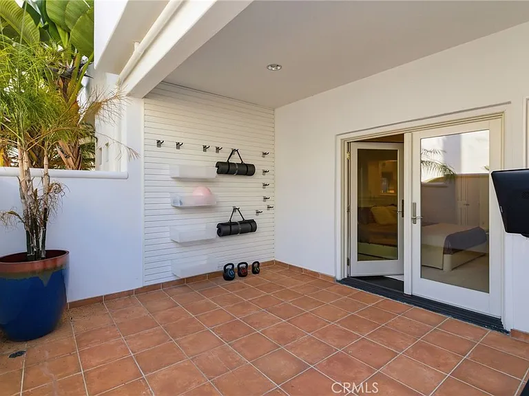 720 Manhattan Beach Blvd — Photo 28