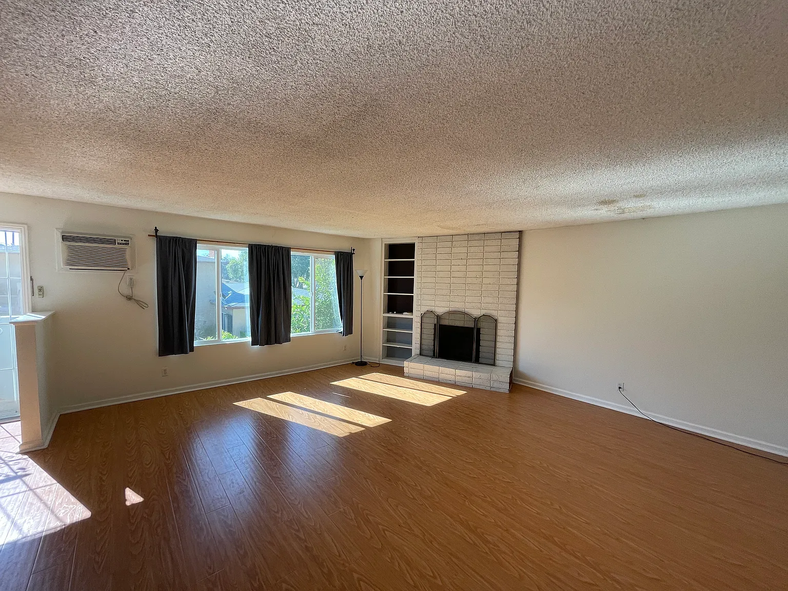 2 bed, 1000 sqft, $2,200 — Photo 3