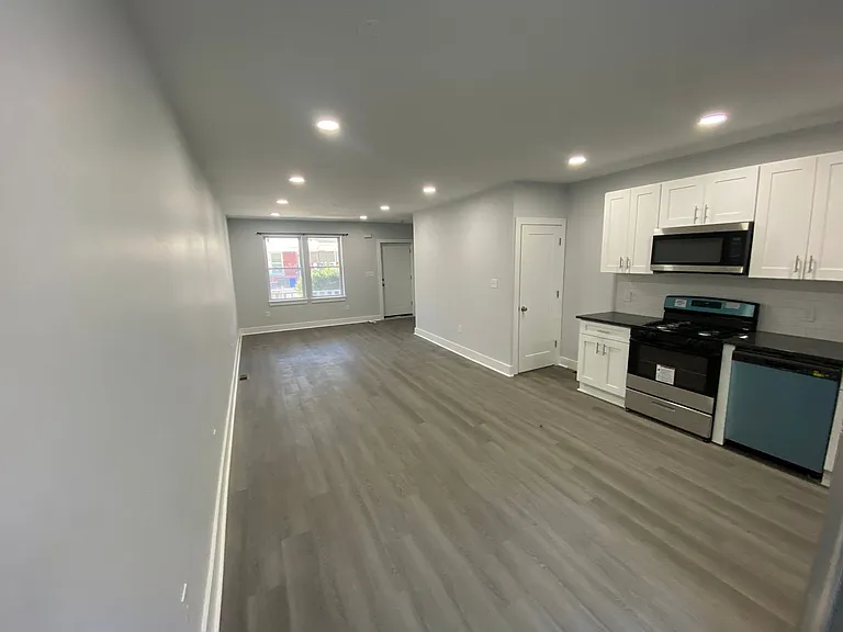 1111 S Peach St — Photo 3