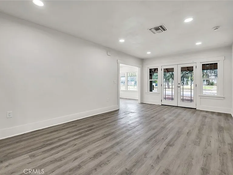 809 E Colton Ave — Photo 5