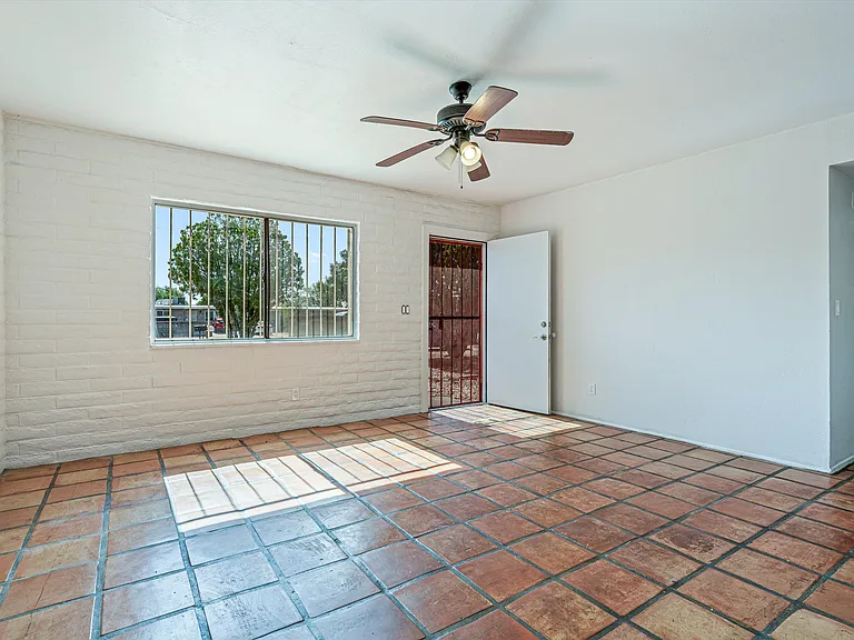 2736 S Calle Yucatan — Photo 8