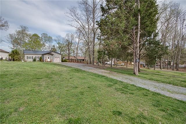2nd image of 915 Bluff Dr