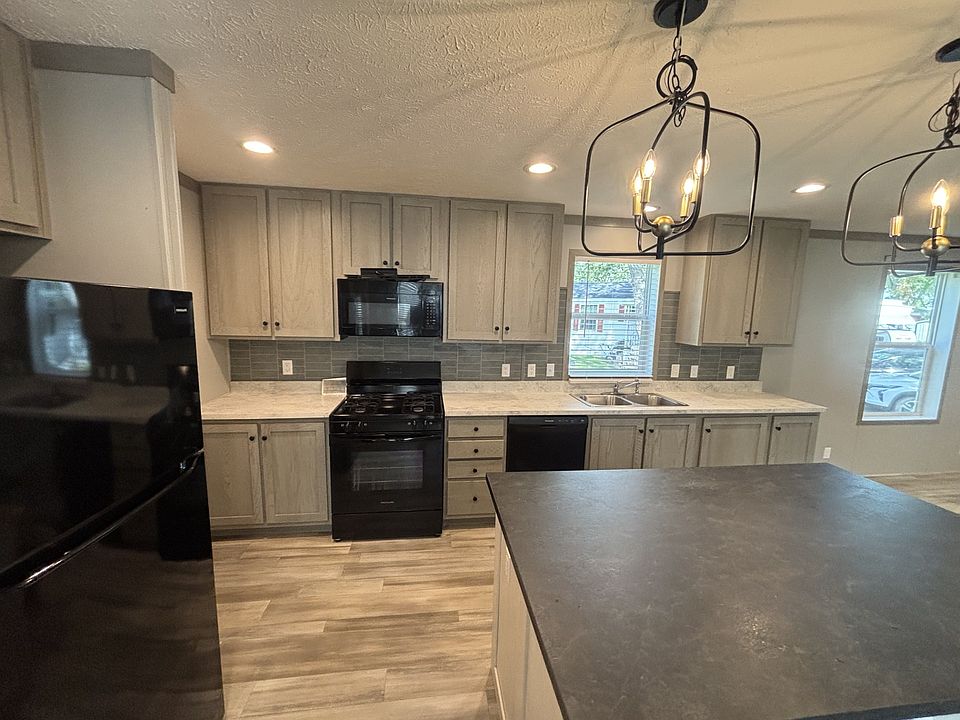 1st image of 352 Stratford Ct #352