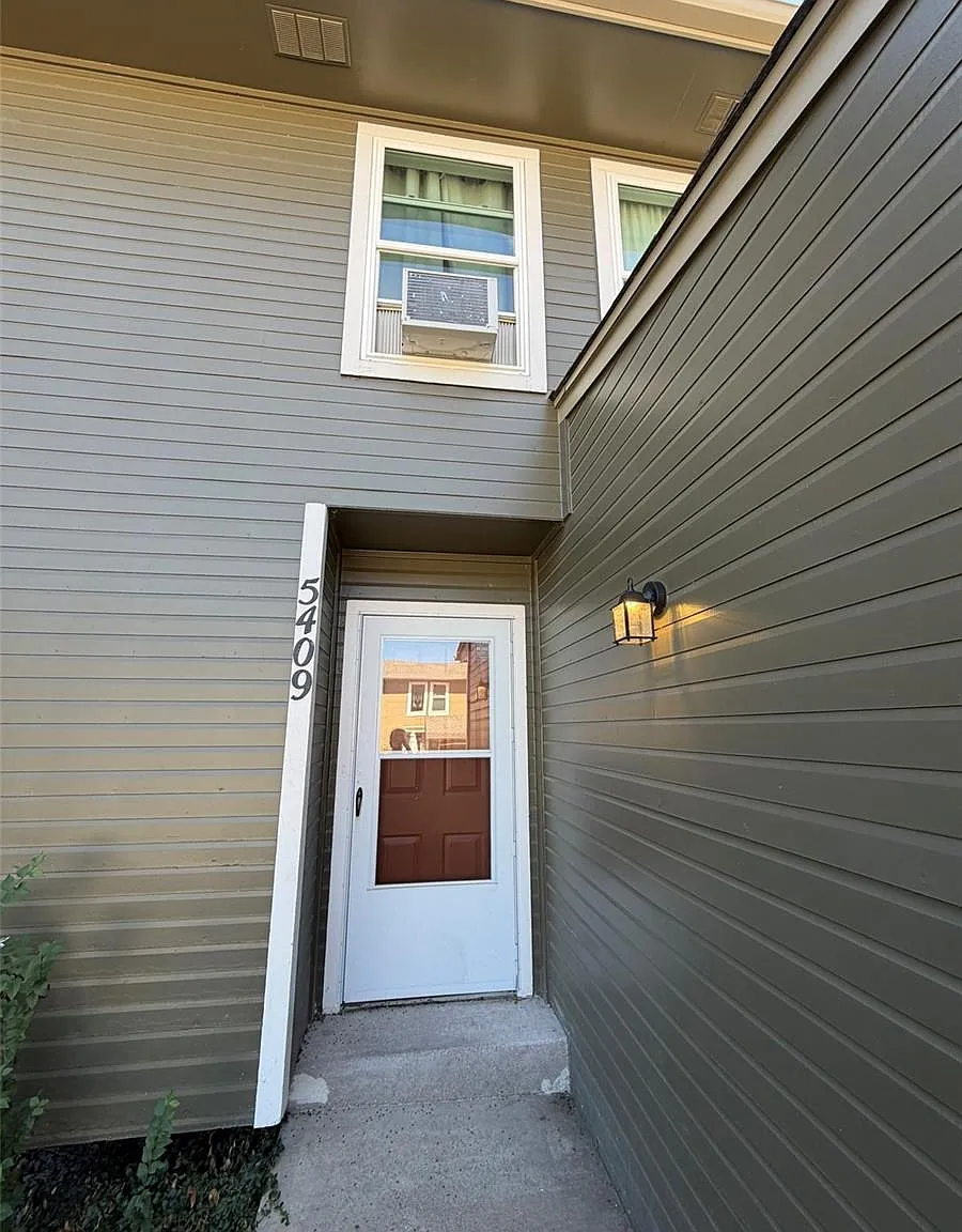 2 bed, 2.0 bath, 998 sqft, $2,295 — Photo 1