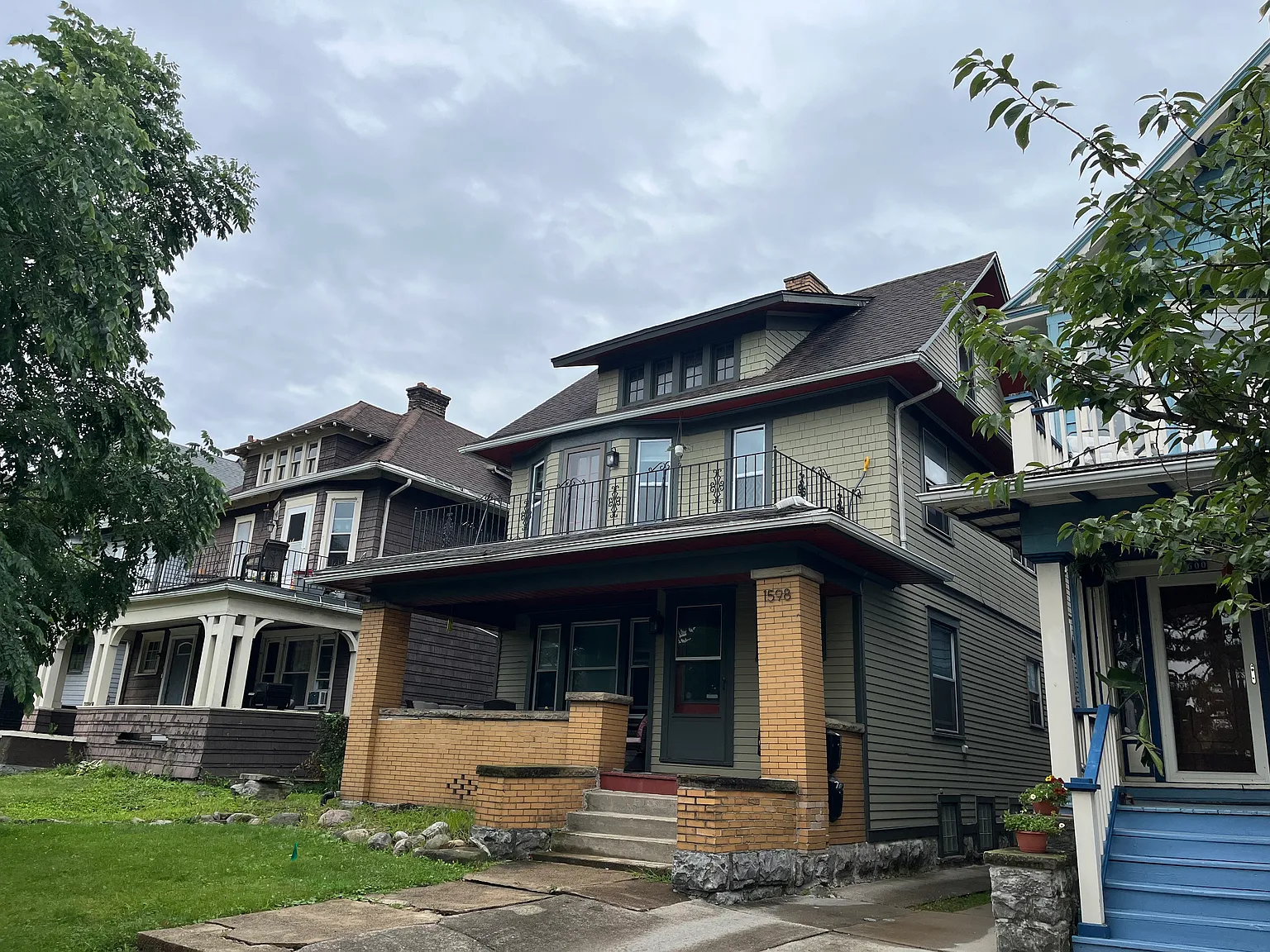 3 bed, 1300 sqft, $1,600 — Photo 1