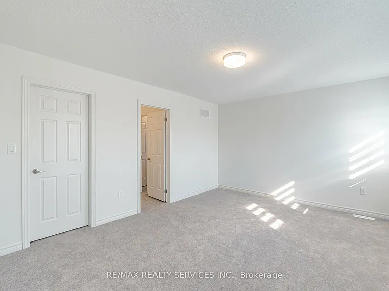 7 Sandhill Cres N — Photo 33