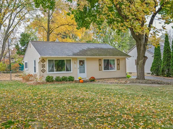 566 Bagley St, Lake Orion, MI 48362
