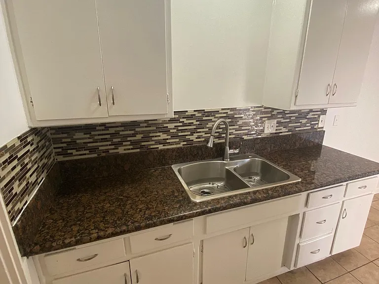 535 E Adams St #15 — Photo 16