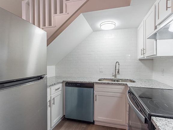 3rd image of 221 Skyland Dr
