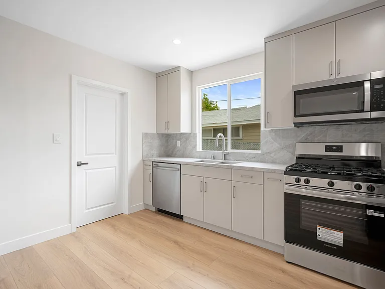 2519 Manhattan Ave — Photo 9