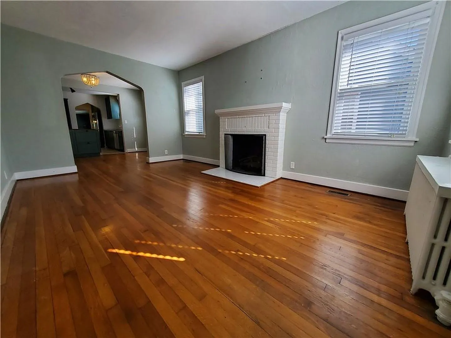 Super charming and updated cottage in desirable Colonial Place! — Photo 4
