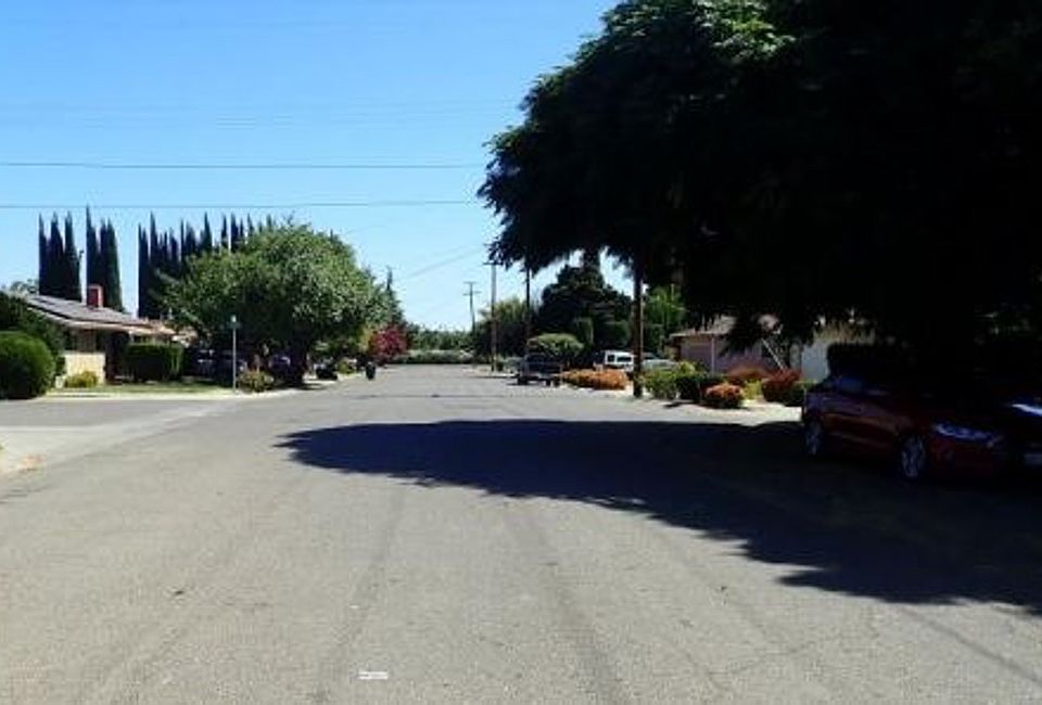 Exterior Neighborhood (street photo)