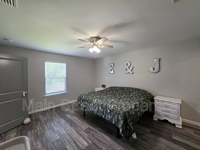 5565 Riviera Dr — Photo 11