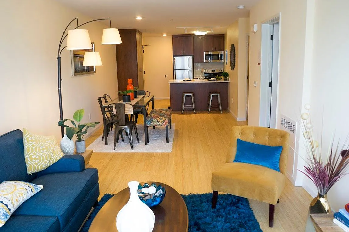 Addison Arts Apartments — Photo 3