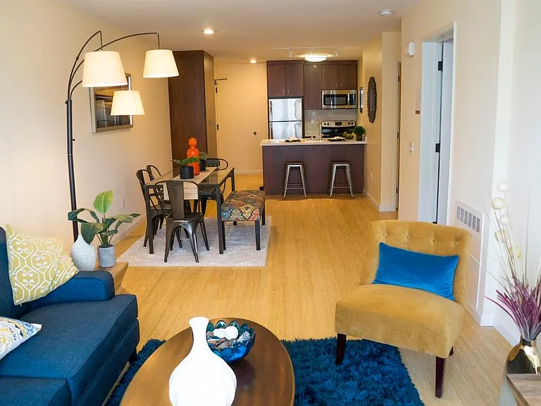 Addison Arts Apartments — Photo 3