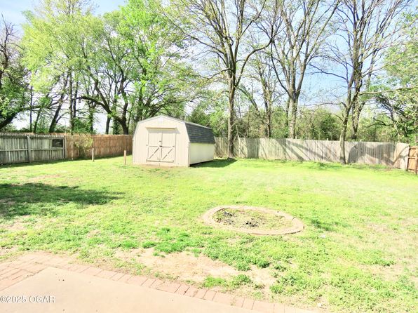 1431 Logan Dr, Webb City, MO 64870