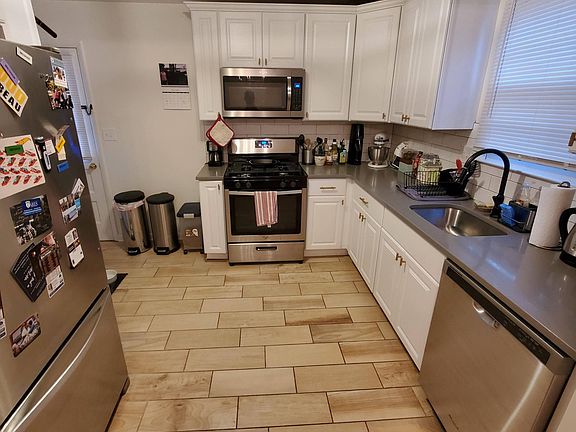 Kitchen with new appliances and quartz countertops
