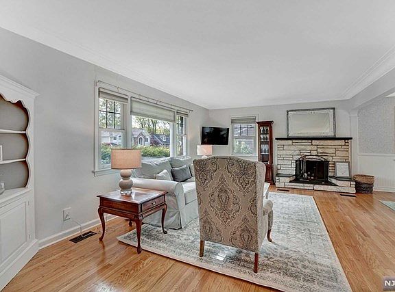 5th image of 324 Canterbury Dr