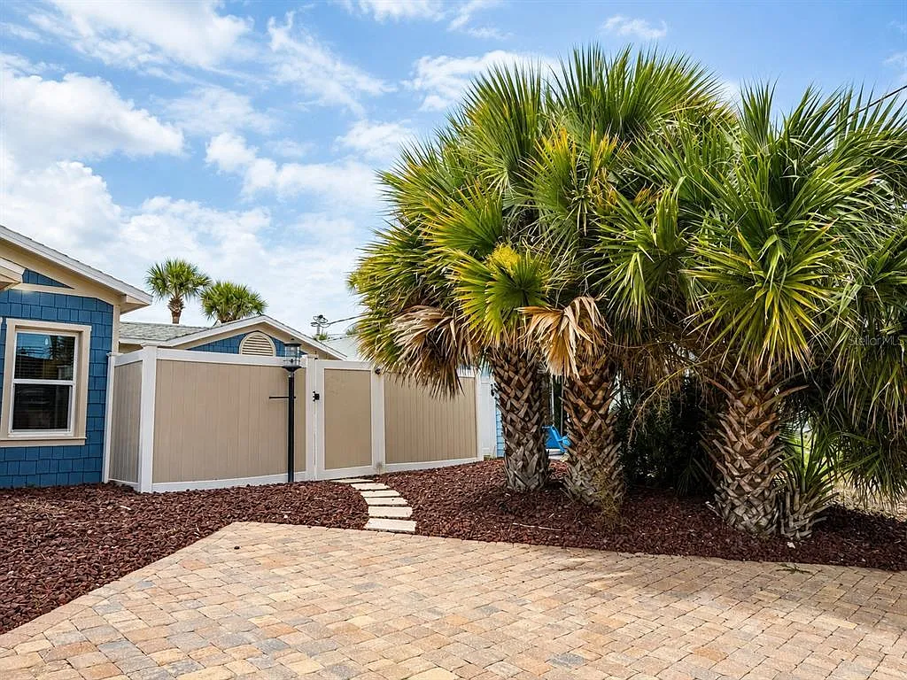 3 bed, 2.0 bath, 1364 sqft, $3,000 — Photo 2