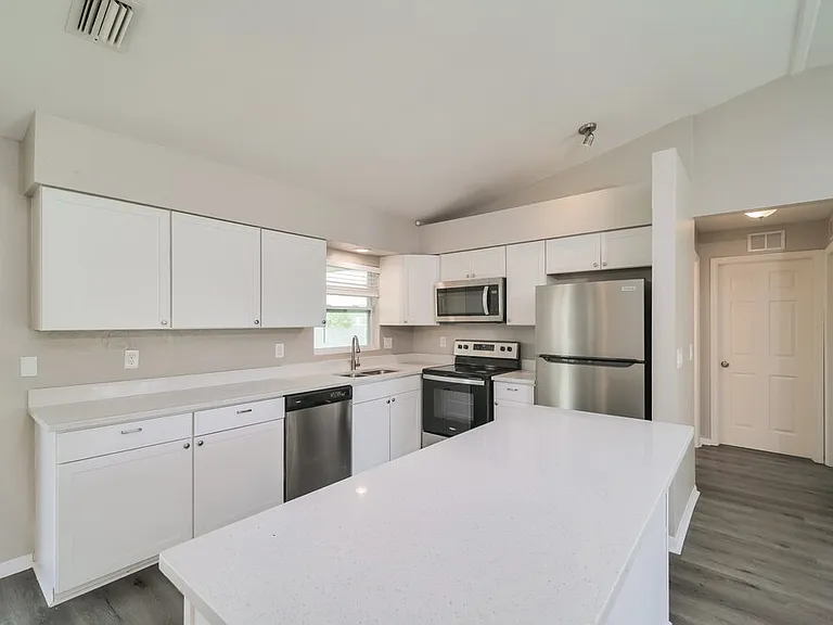 706 SW 11th St — Photo 7