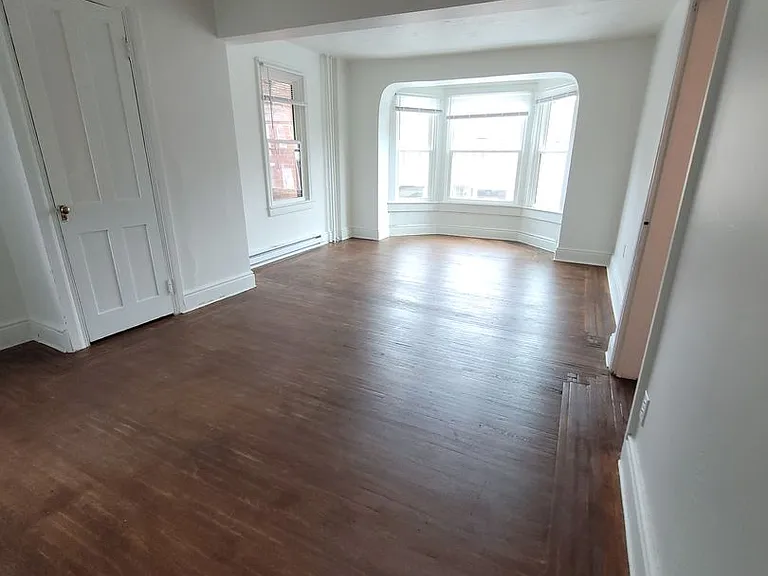 565 W Market St — Photo 21
