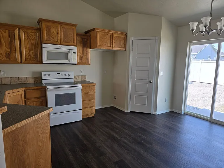649 Clinton Dr — Photo 6